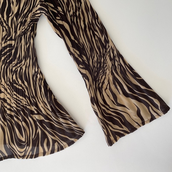 SOLD ON DEPOP Vintage Sheer Zebra Pattern Button Up Textured Blouse - Picture 7 of 9